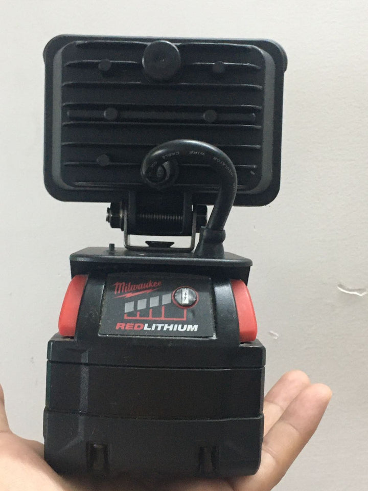 Milwaukee M18 18V 鋰離子電池兼容的工作燈5寸（僅限裸燈） MILWAUKEE美沃奇（美行）